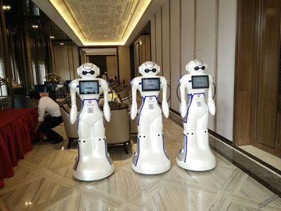 首家智能店开张迎宾机器人酒店商场都能用